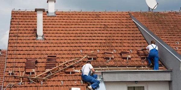 How to Find a Roofing Contractor Who Knows Houston’s Weather