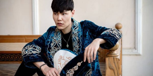 The Art of Wearing Men’s Hanfu Cultural Expression Meets High Fashion