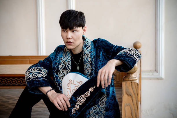 The Art of Wearing Men’s Hanfu Cultural Expression Meets High Fashion